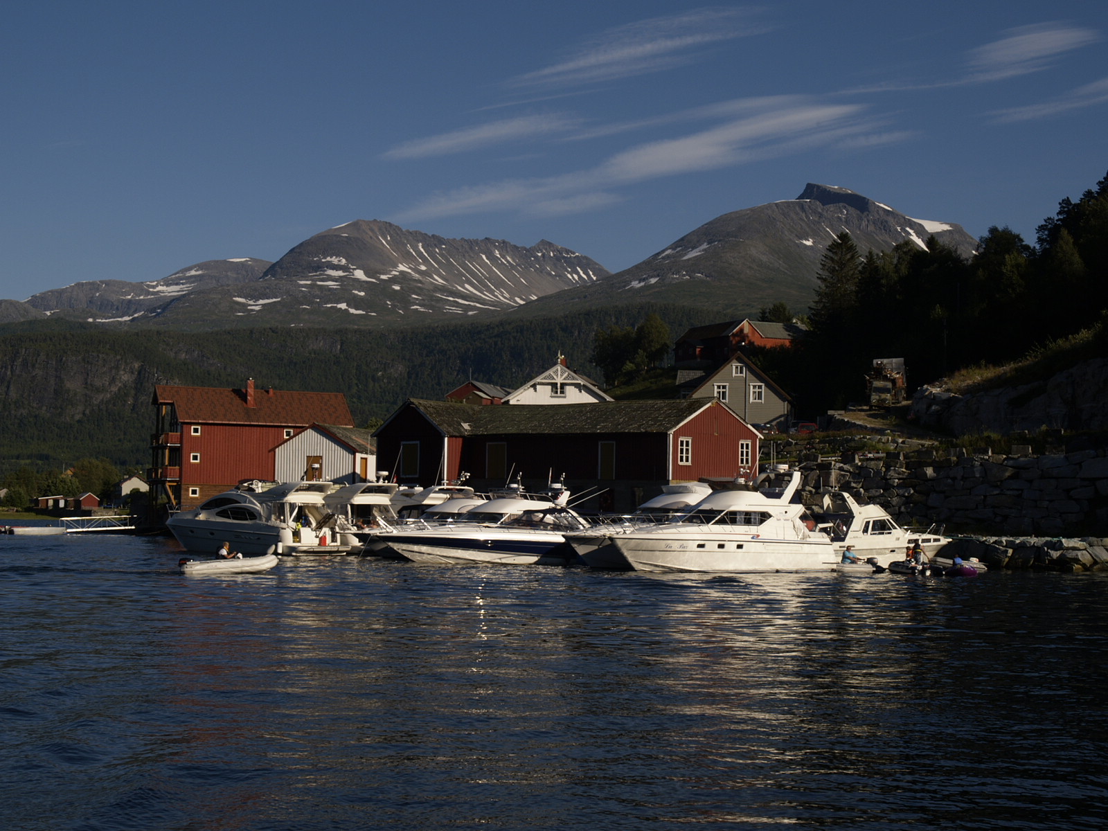 Marinaen ved Todalen Brygge med båter og fjell bak