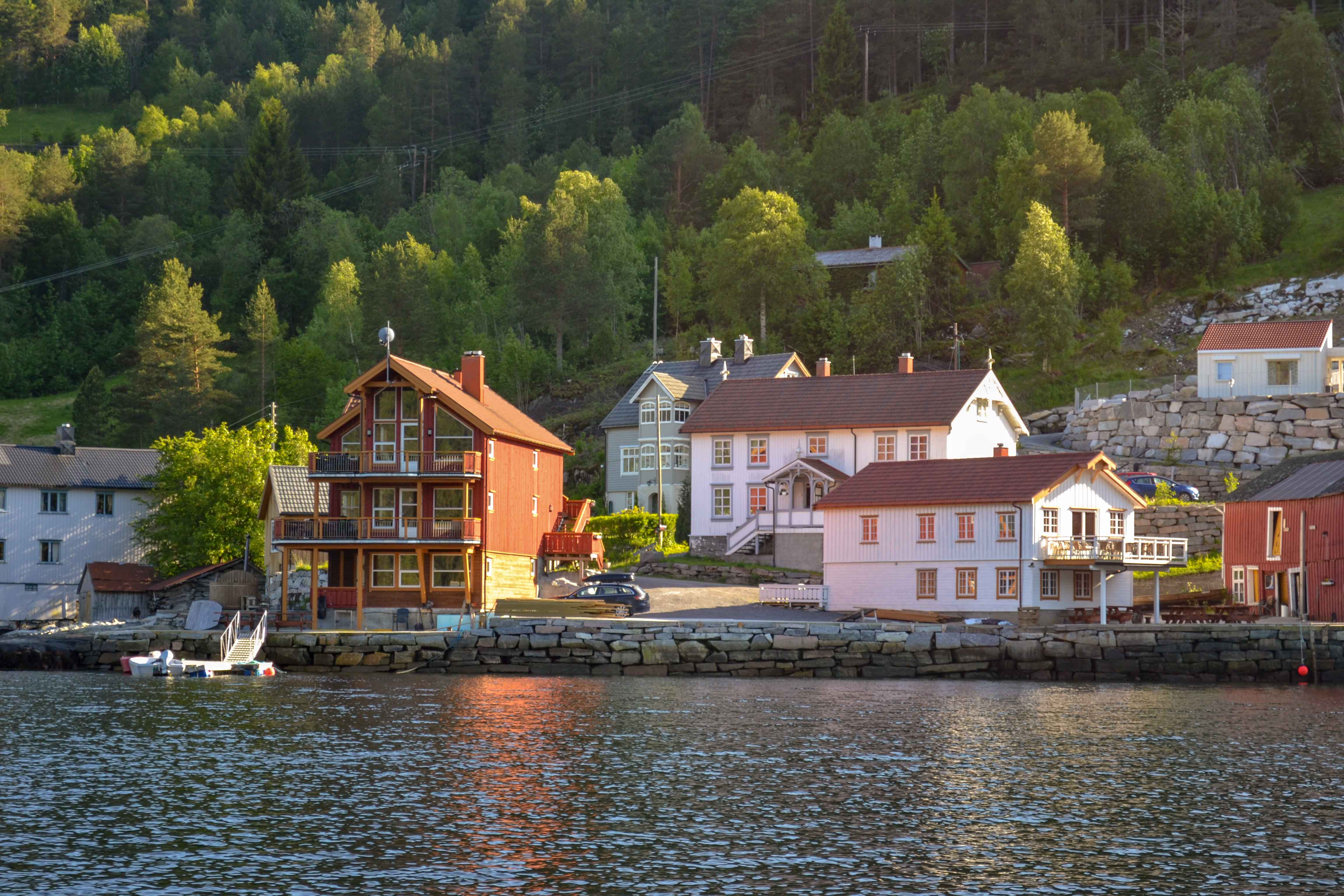 Todalen Brygge i kveldssol, sett fra sjøen