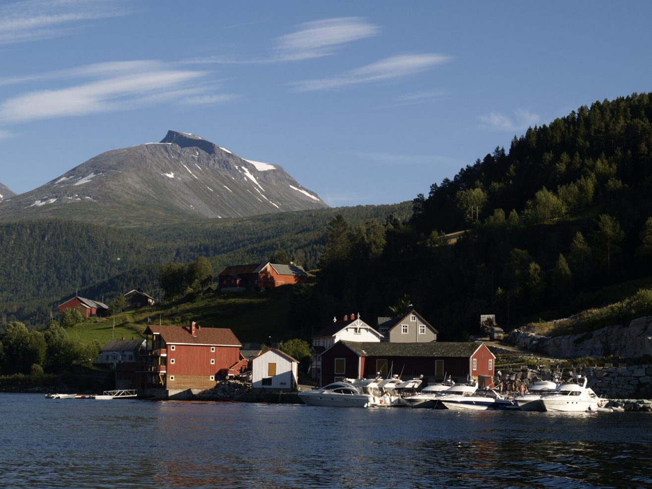 Båter i marinaen på Todalsøra under fjelltoppen