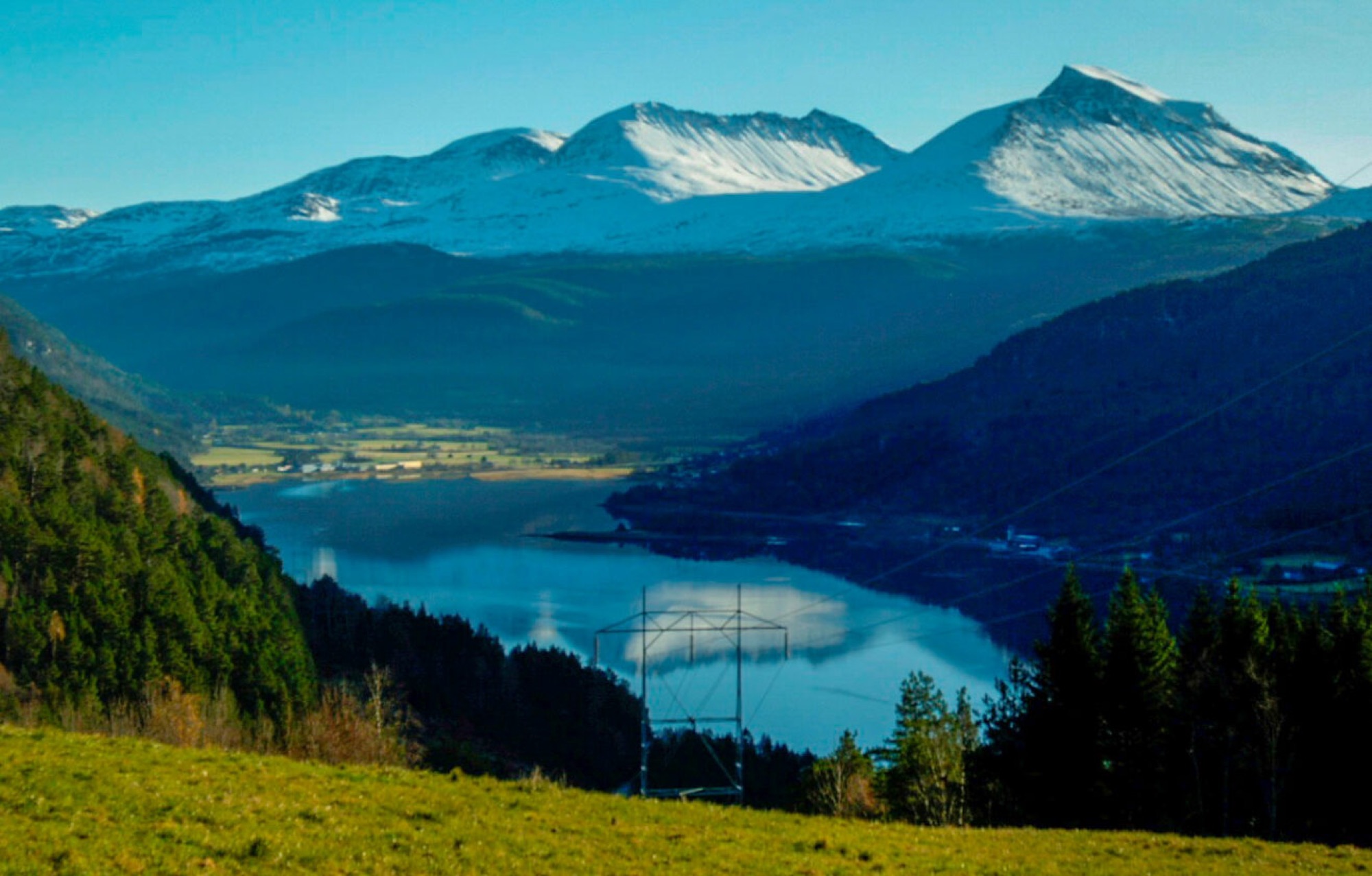 Todalsfjorden med snødekte fjell, sett fra Gjeldnes