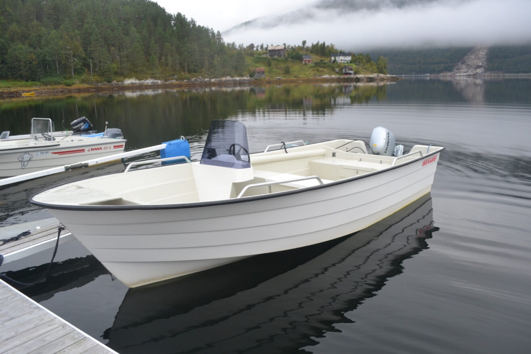 Marina og båt ved Todalen Brygge